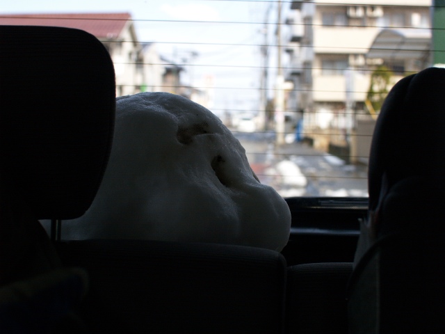 厳重に輸送中